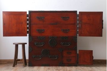 アンティーク家具　古民具・骨董　明治期　大きな金具のアンティーク観音箪笥(衣装箪笥)