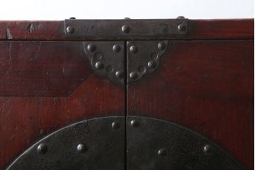 アンティーク家具　古民具・骨董　明治期　大きな金具のアンティーク観音箪笥(衣装箪笥)