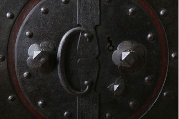 アンティーク家具　古民具・骨董　明治期　大きな金具のアンティーク観音箪笥(衣装箪笥)