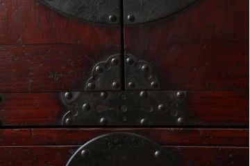 アンティーク家具　古民具・骨董　明治期　大きな金具のアンティーク観音箪笥(衣装箪笥)