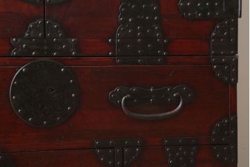 アンティーク家具　古民具・骨董　明治期　大きな金具のアンティーク観音箪笥(衣装箪笥)