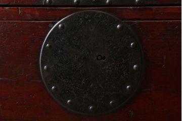 アンティーク家具　古民具・骨董　明治期　大きな金具のアンティーク観音箪笥(衣装箪笥)