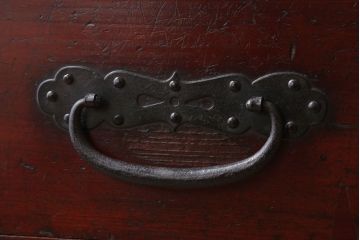 アンティーク家具　古民具・骨董　明治期　大きな金具のアンティーク観音箪笥(衣装箪笥)