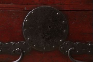 アンティーク家具　古民具・骨董　明治期　大きな金具のアンティーク観音箪笥(衣装箪笥)