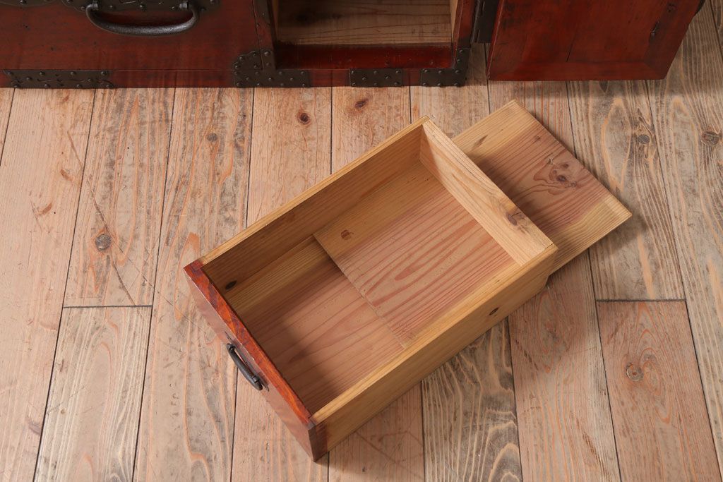 アンティーク家具　古民具・骨董　明治期　大きな金具のアンティーク観音箪笥(衣装箪笥)