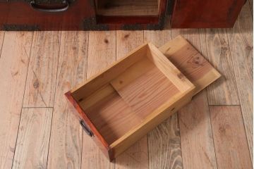 アンティーク家具　古民具・骨董　明治期　大きな金具のアンティーク観音箪笥(衣装箪笥)