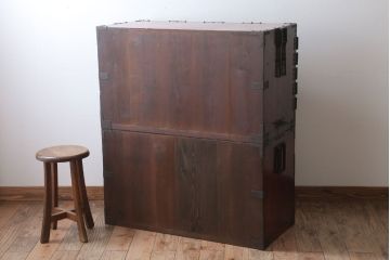 アンティーク家具　古民具・骨董　明治期　大きな金具のアンティーク観音箪笥(衣装箪笥)