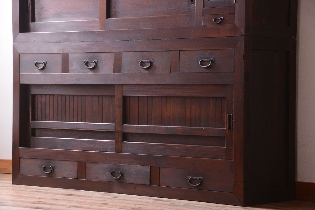 アンティーク家具　古民具・骨董　古い檜材の小ぶりで上品な二段重ね水屋箪笥