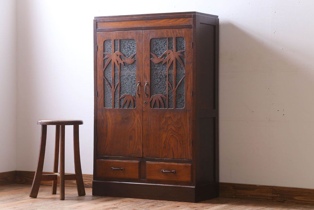 アンティーク家具　和製アンティーク　透かし彫り　古い木の本箱