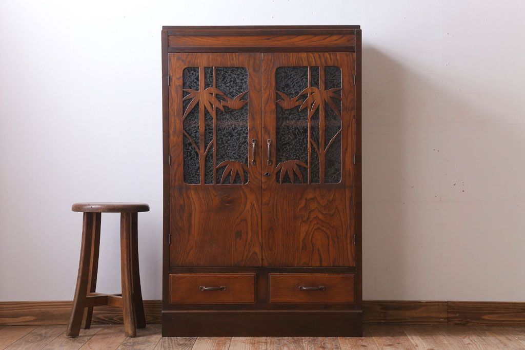 アンティーク家具　和製アンティーク　透かし彫り　古い木の本箱