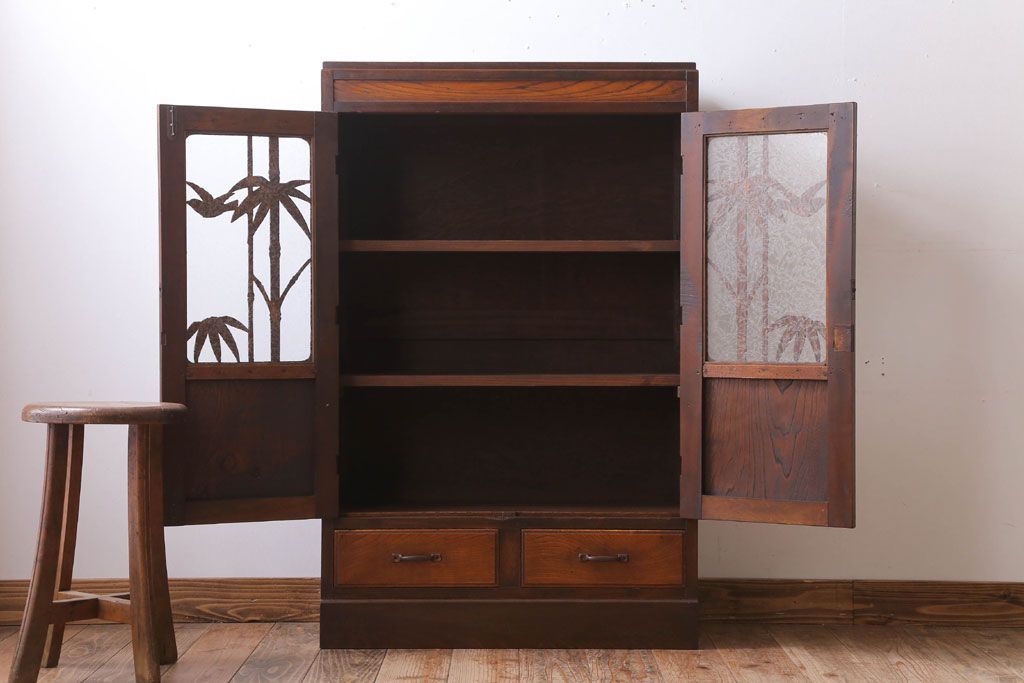 アンティーク家具　和製アンティーク　透かし彫り　古い木の本箱