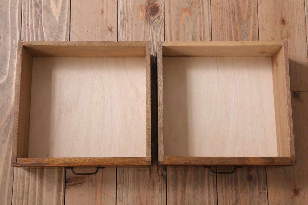 アンティーク家具　和製アンティーク　透かし彫り　古い木の本箱