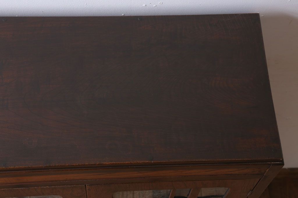 アンティーク家具　和製アンティーク　透かし彫り　古い木の本箱