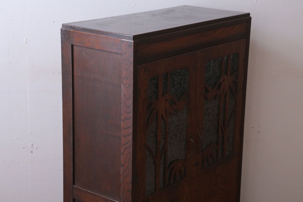 アンティーク家具　和製アンティーク　透かし彫り　古い木の本箱