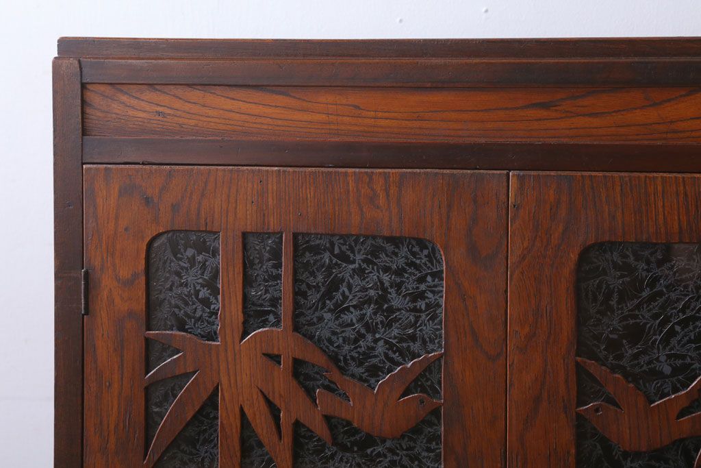 アンティーク家具　和製アンティーク　透かし彫り　古い木の本箱