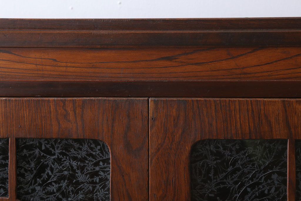 アンティーク家具　和製アンティーク　透かし彫り　古い木の本箱