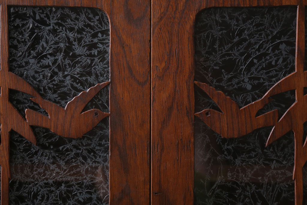 アンティーク家具　和製アンティーク　透かし彫り　古い木の本箱