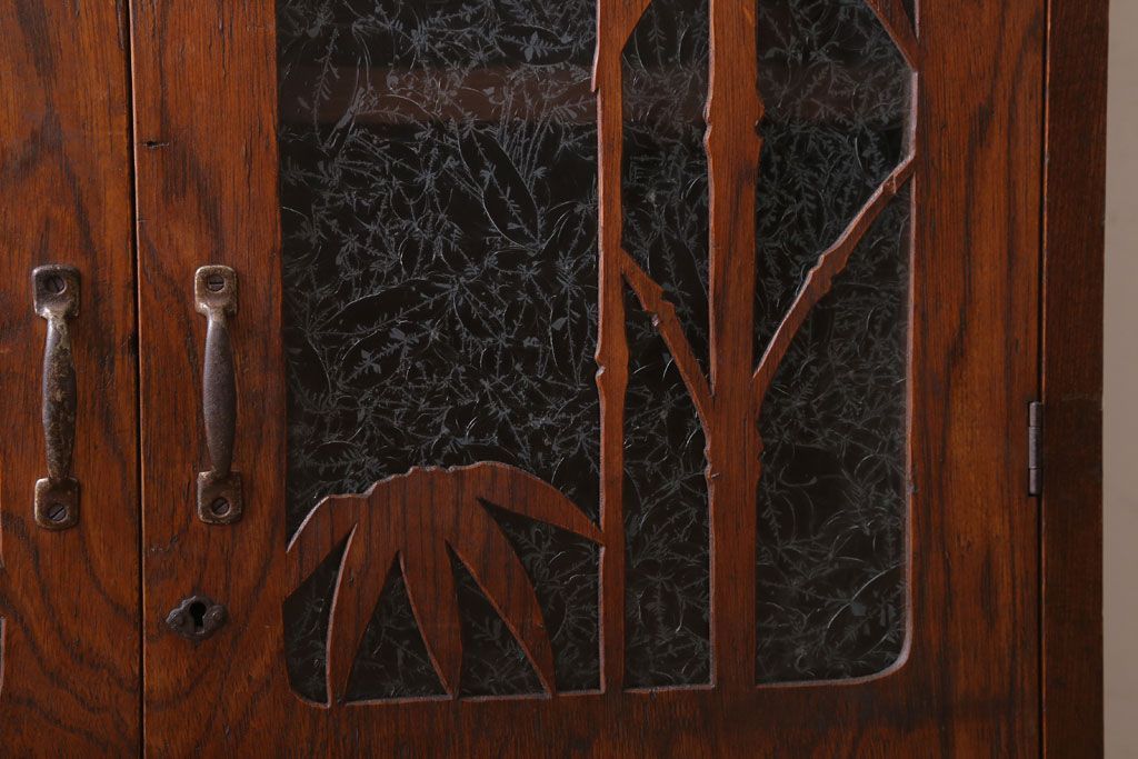 アンティーク家具　和製アンティーク　透かし彫り　古い木の本箱