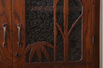 アンティーク家具　和製アンティーク　透かし彫り　古い木の本箱