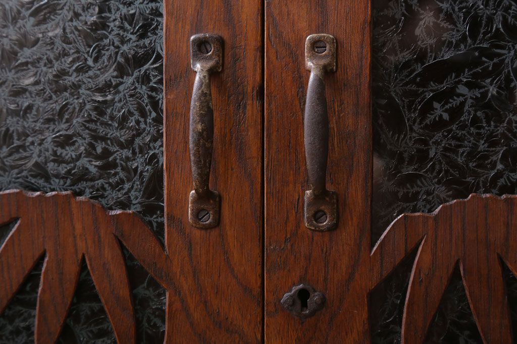 アンティーク家具　和製アンティーク　透かし彫り　古い木の本箱