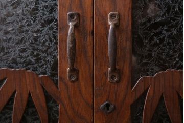 アンティーク家具　和製アンティーク　透かし彫り　古い木の本箱