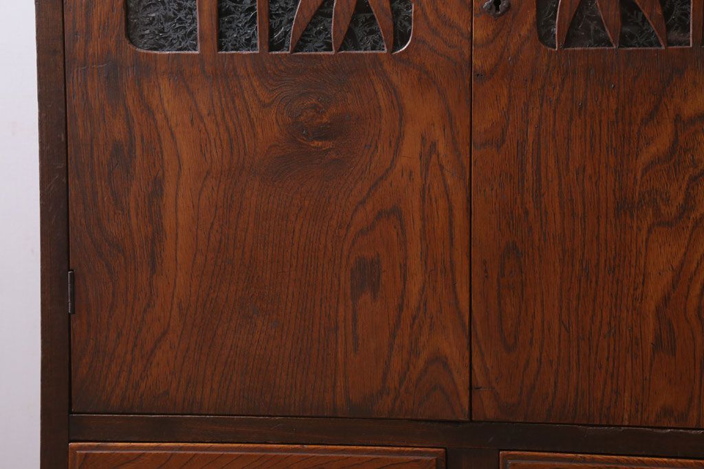 アンティーク家具　和製アンティーク　透かし彫り　古い木の本箱