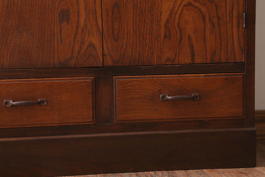 アンティーク家具　和製アンティーク　透かし彫り　古い木の本箱