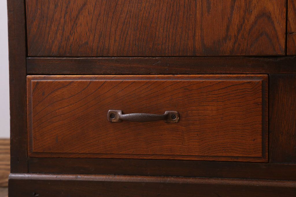 アンティーク家具　和製アンティーク　透かし彫り　古い木の本箱