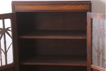 アンティーク家具　和製アンティーク　透かし彫り　古い木の本箱