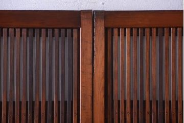 古民具・骨董　裏ガラス入り!腰板欅材のモールガラス帯格子戸2枚セット(2)