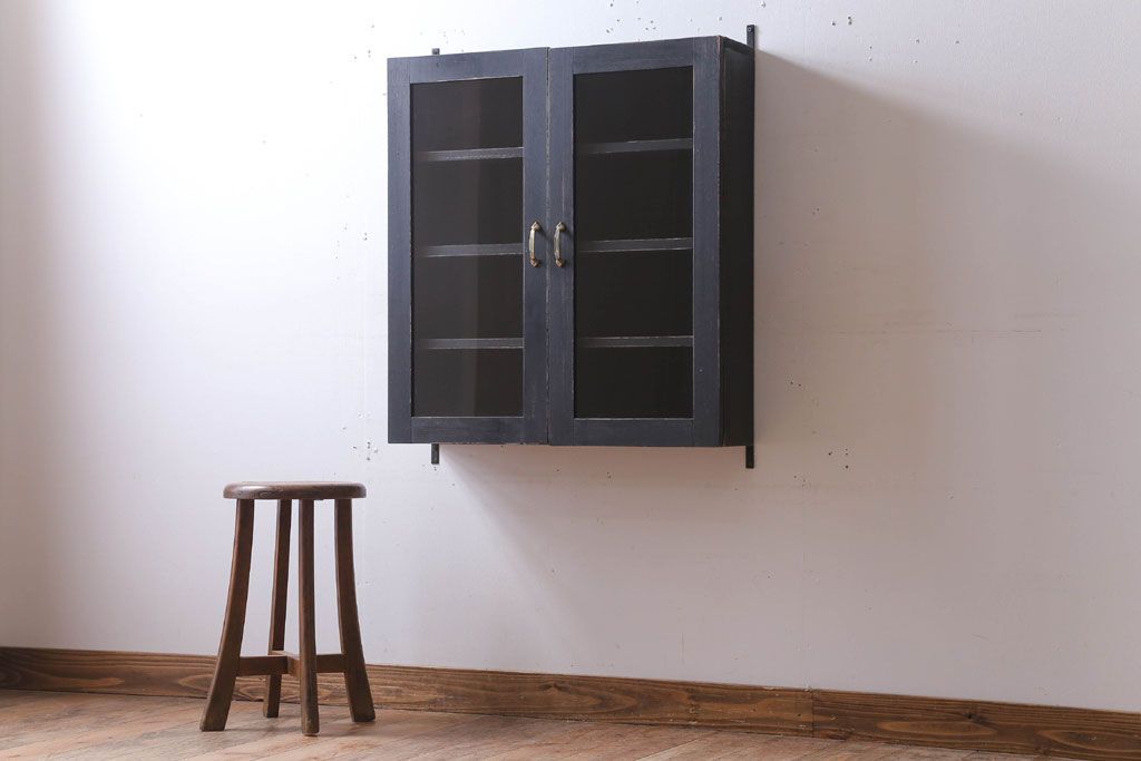 アンティーク家具　アンティークペイント　古い木のシンプルな壁掛け戸棚