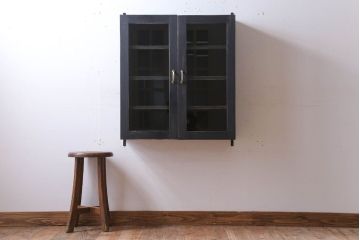 アンティーク家具　アンティークペイント　古い木のシンプルな壁掛け戸棚