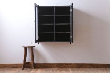 アンティーク家具　アンティークペイント　古い木のシンプルな壁掛け戸棚