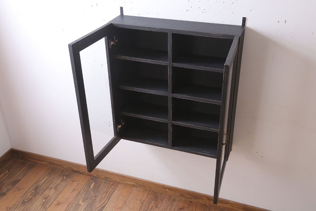 アンティーク家具　アンティークペイント　古い木のシンプルな壁掛け戸棚