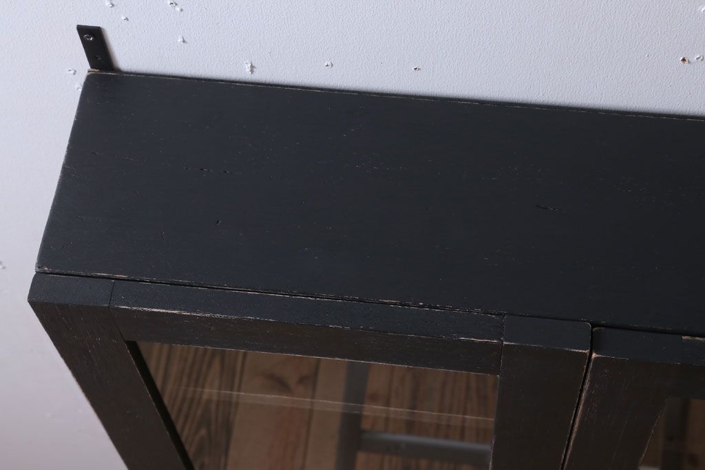 アンティーク家具　アンティークペイント　古い木のシンプルな壁掛け戸棚