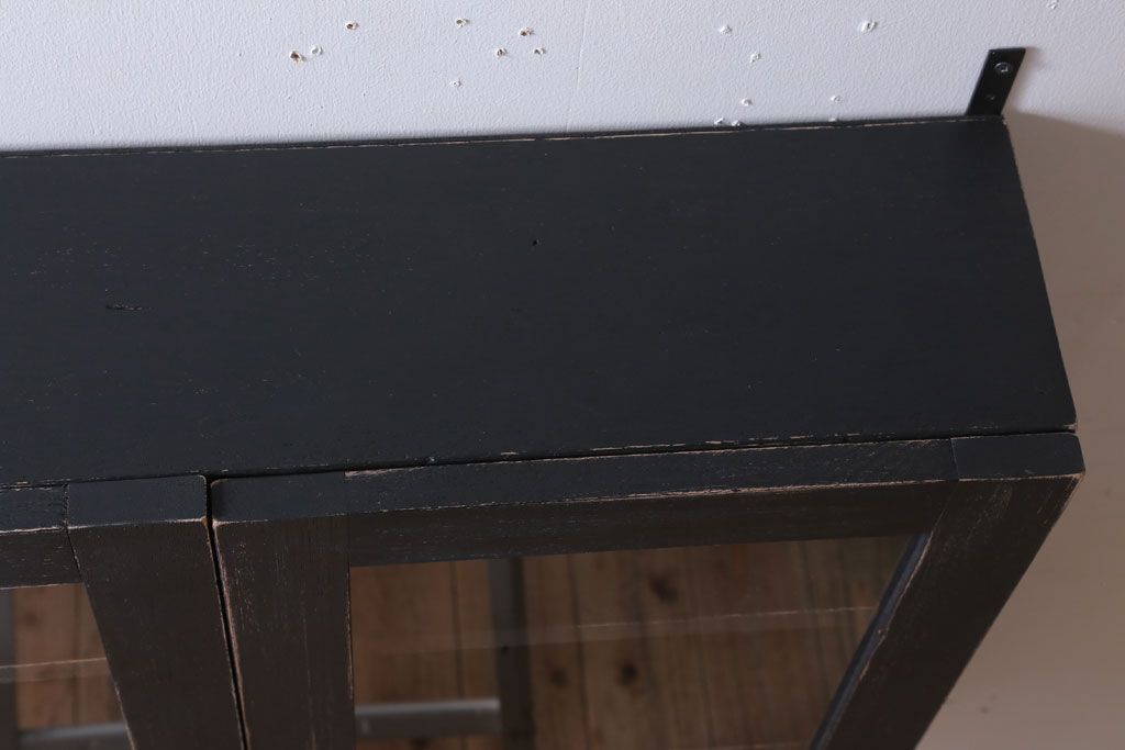 アンティーク家具　アンティークペイント　古い木のシンプルな壁掛け戸棚