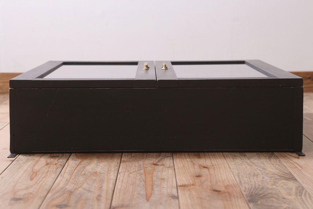 アンティーク家具　アンティークペイント　古い木のシンプルな壁掛け戸棚