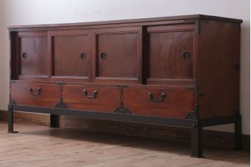 アンティーク家具　古民具・骨董　鉄脚付き!前面欅材の時代箪笥ローボード