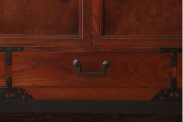 アンティーク家具　古民具・骨董　鉄脚付き!前面欅材の時代箪笥ローボード
