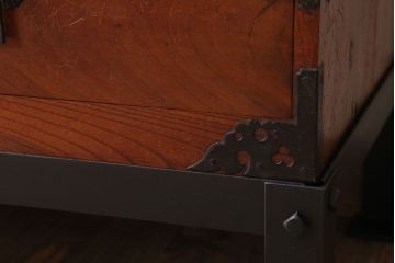 アンティーク家具　古民具・骨董　鉄脚付き!前面欅材の時代箪笥ローボード