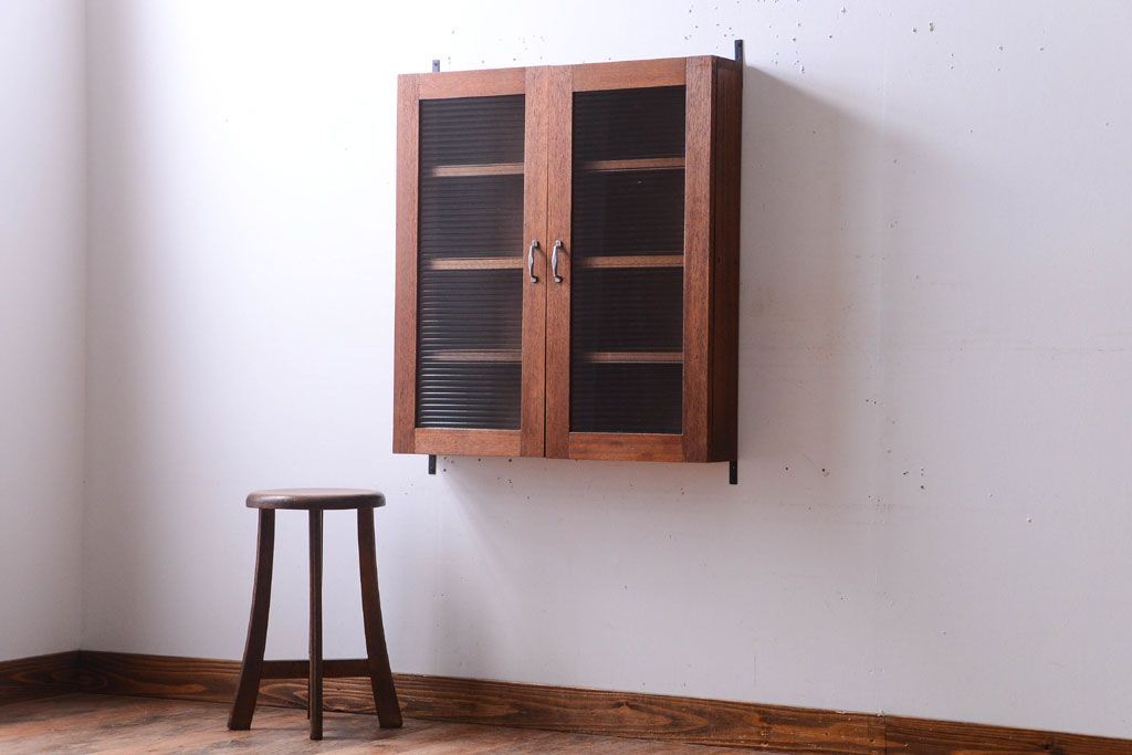 アンティーク家具　アンティーク　モールガラス入り!古い木のシンプルな2つ扉壁掛け戸棚(1)