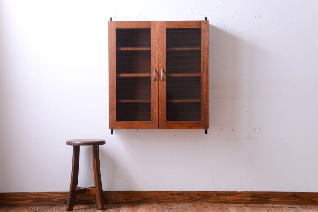 アンティーク家具　アンティーク　モールガラス入り!古い木のシンプルな2つ扉壁掛け戸棚(1)