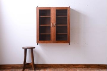 アンティーク家具　アンティーク　モールガラス入り!古い木のシンプルな2つ扉壁掛け戸棚(1)