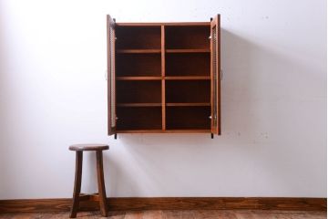 アンティーク家具　アンティーク　モールガラス入り!古い木のシンプルな2つ扉壁掛け戸棚(1)