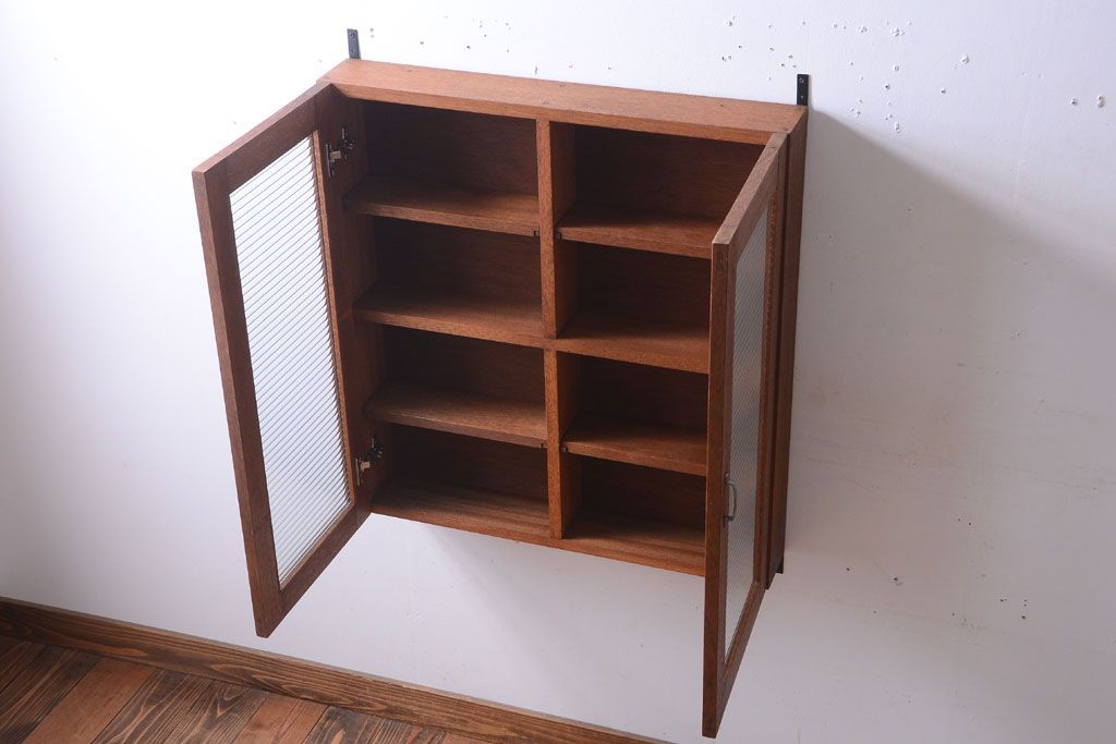 アンティーク家具　アンティーク　モールガラス入り!古い木のシンプルな2つ扉壁掛け戸棚(1)