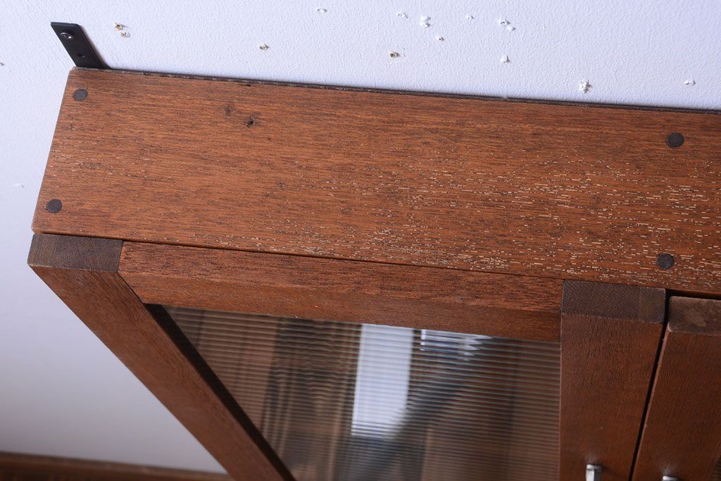 アンティーク家具　アンティーク　モールガラス入り!古い木のシンプルな2つ扉壁掛け戸棚(1)