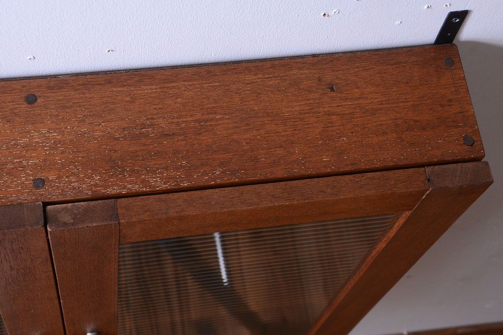 アンティーク家具　アンティーク　モールガラス入り!古い木のシンプルな2つ扉壁掛け戸棚(1)