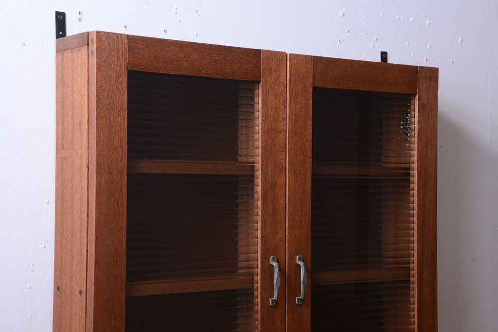 アンティーク家具　アンティーク　モールガラス入り!古い木のシンプルな2つ扉壁掛け戸棚(1)