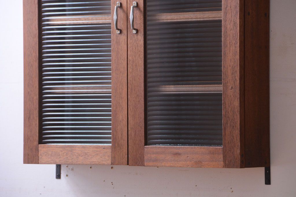 アンティーク家具　アンティーク　モールガラス入り!古い木のシンプルな2つ扉壁掛け戸棚(1)