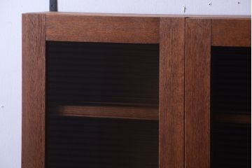 アンティーク家具　アンティーク　モールガラス入り!古い木のシンプルな2つ扉壁掛け戸棚(1)